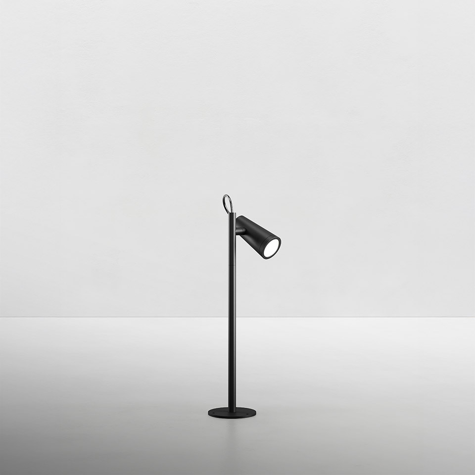 Lampada da tavolo Artemide Conus in nero opaco, sottile stelo con anello, testa cilindrica orientabile su base rotonda