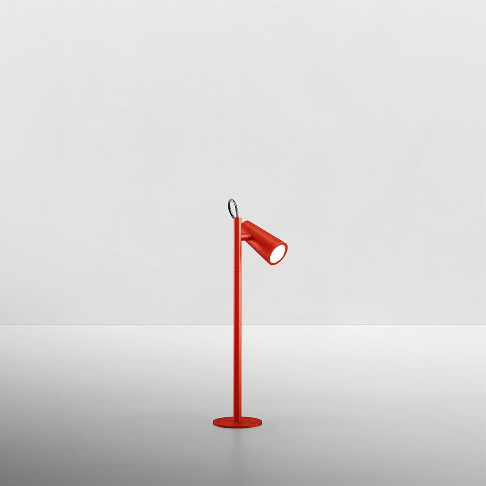 Lampada da tavolo Artemide Conus in rosso, con fusto sottile, base circolare, testa orientabile cilindrica a LED e un piccolo dettaglio ad anello