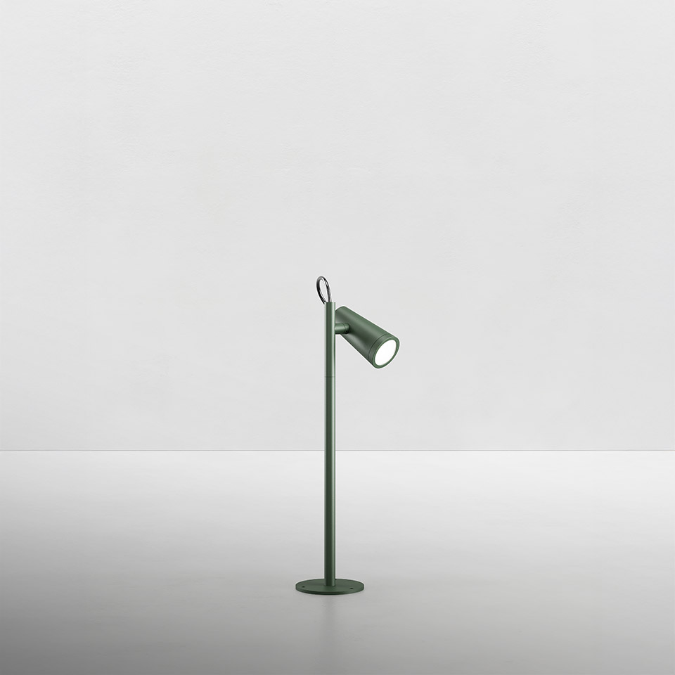 Lampada da tavolo Artemide Conus verde salvia, fusto sottile con base circolare, testa orientabile cilindrica e piccolo anello superiore