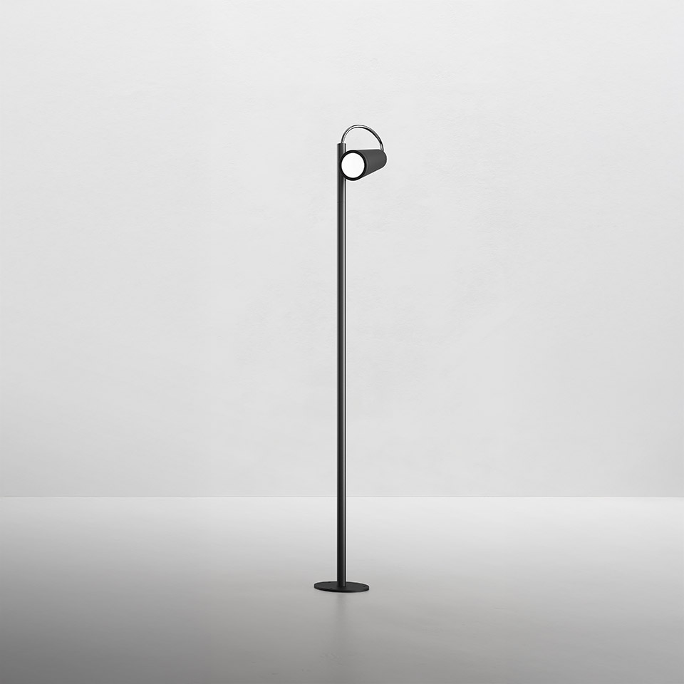 Lampada da terra Artemide Conus: fusto nero sottile con base circolare e testa LED cilindrica orientabile in cima