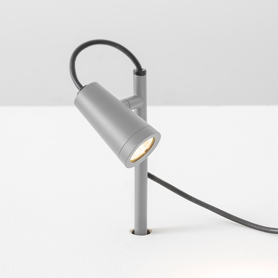 Faretto da esterno Artemide Conus grigio, testa LED cilindrica su stelo inclinato con cavo nero