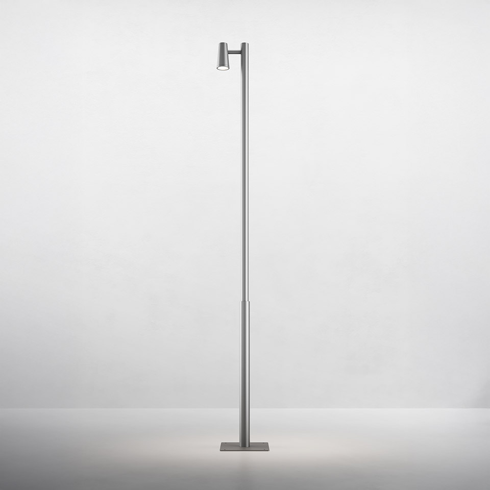 Lampada da terra Artemide Conus: sottile palo in alluminio con testa LED cilindrica orientabile su base quadrata