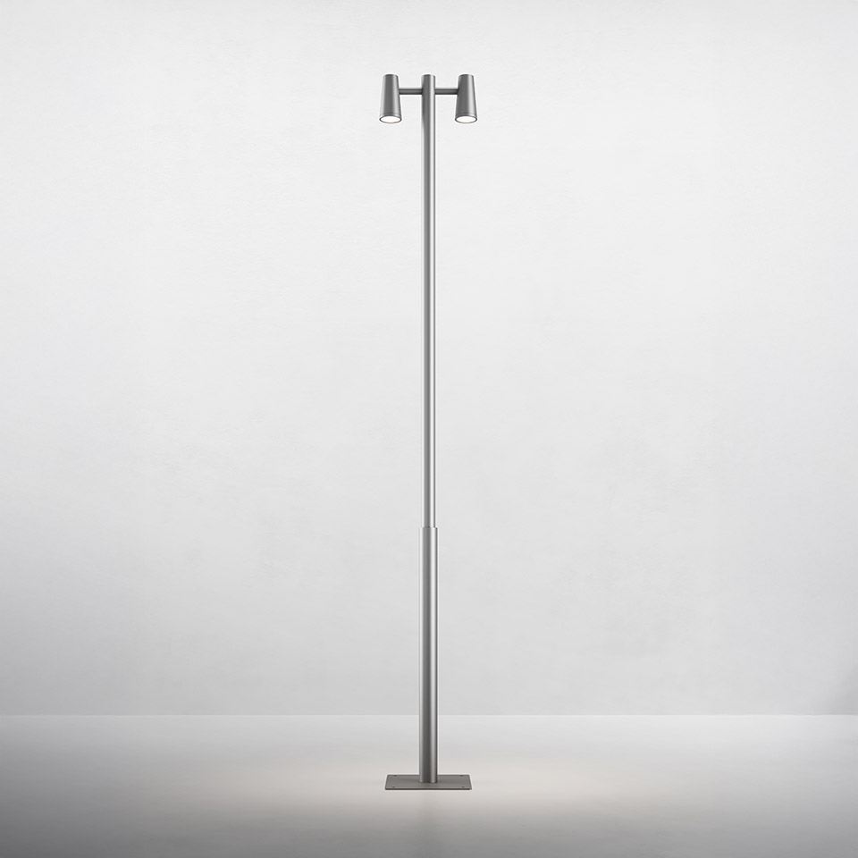 Lampada da terra Artemide Conus: alto palo sottile in alluminio con base quadrata e due faretti LED cilindrici orientabili in cima