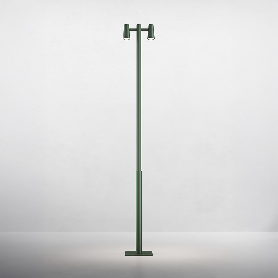 Lampada da terra per esterni Artemide Conus, alto palo verde con due faretti conici LED orientabili su base rettangolare piatta