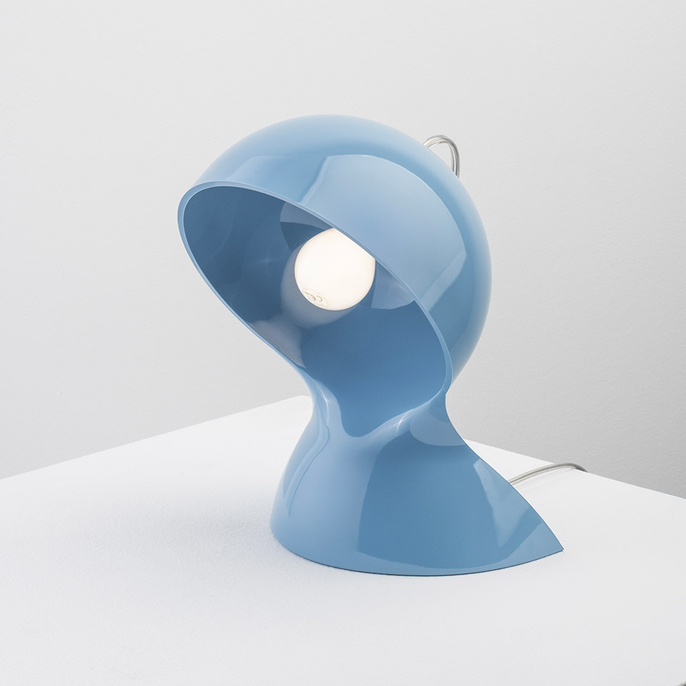 Lampada da tavolo Artemide Dalù in azzurro lucido, con paralume a forma di casco scultoreo, bulbo a vista e testa orientabile
