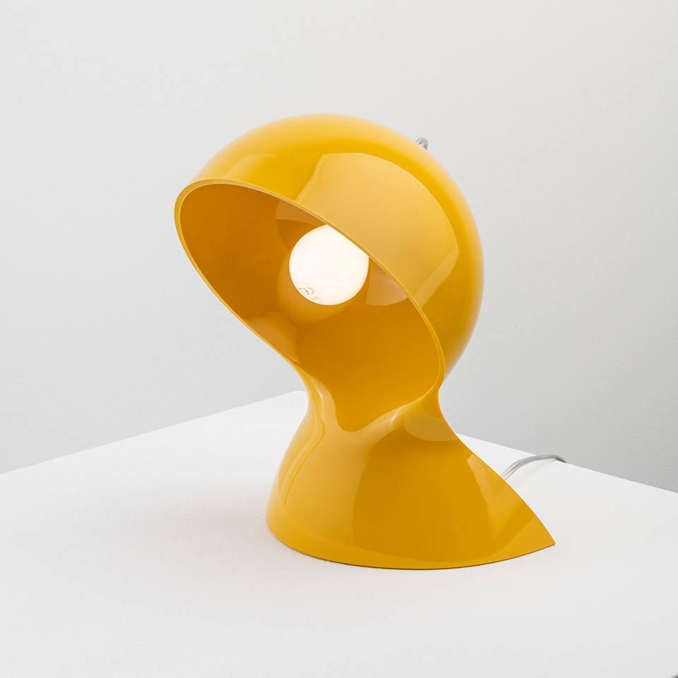Lampada da tavolo Artemide Dalù gialla lucida, con paralume sferico rotante su base curva e lampadina a vista