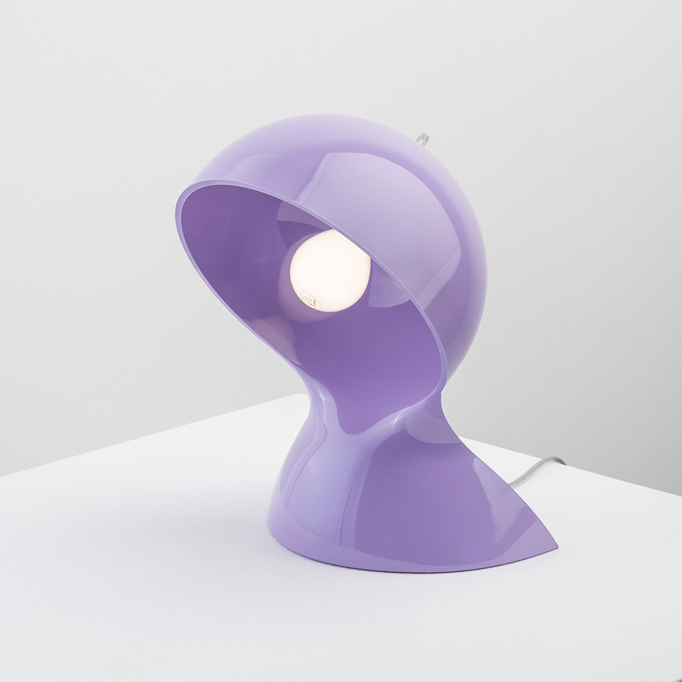Lampada da tavolo Artemide Dalù in lilla lucido, con paralume arrotondato scultoreo inclinato che rivela una lampadina a globo