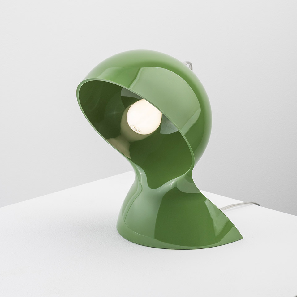 Lampada da tavolo Artemide Dalù verde lucido, paralume a forma di casco scultoreo con bulbo a vista, orientamento regolabile