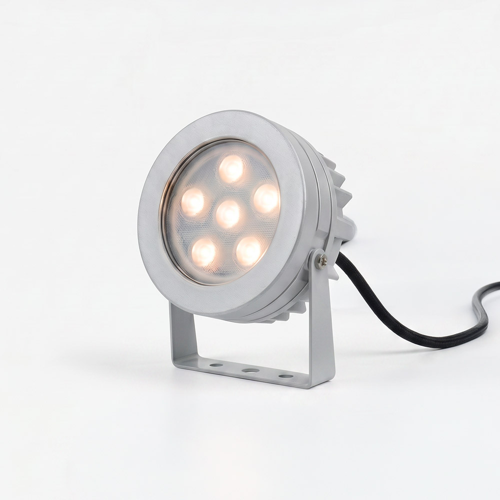 Faretto LED da esterno Artemide Ego Spot, corpo rotondo in alluminio con 6 LED caldi, staffa di montaggio regolabile, cavo nero