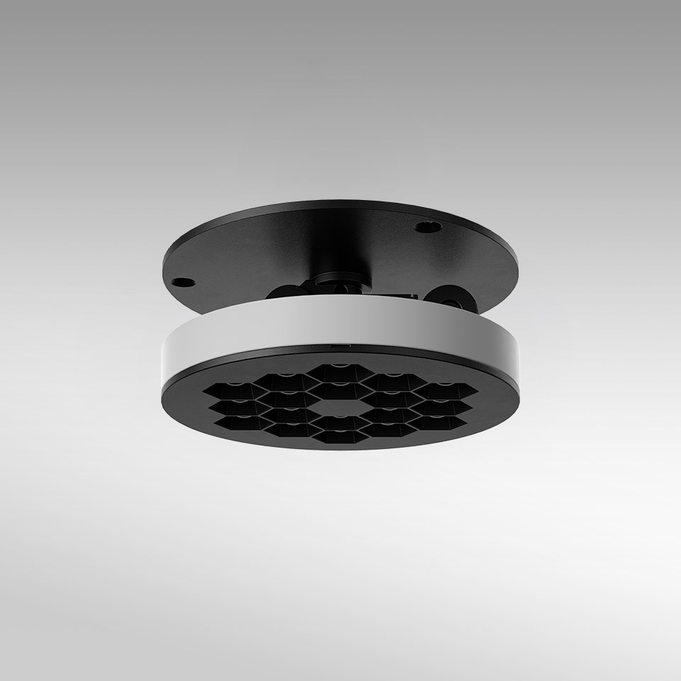 Plafoniera Artemide Helgoland Adjustable, corpo rotondo nero con diffusore a nido d'ape anti-abbagliamento e anello bianco