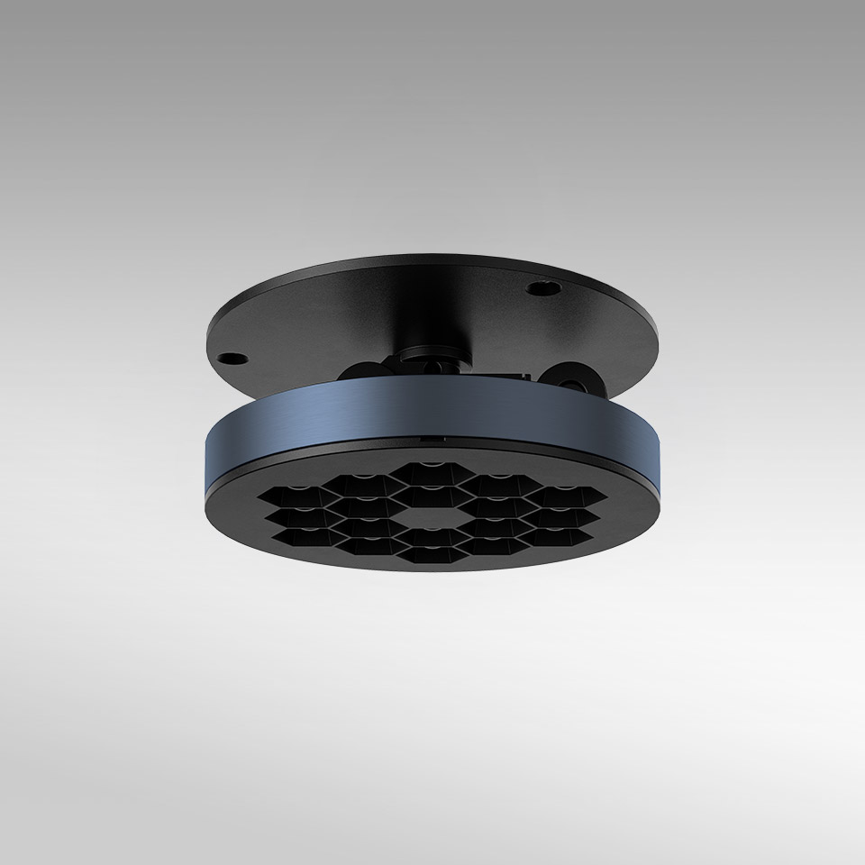 Plafoniera Artemide Helgoland Adjustable, corpo rotondo nero con griglia antiabbagliamento a nido d'ape e anello blu