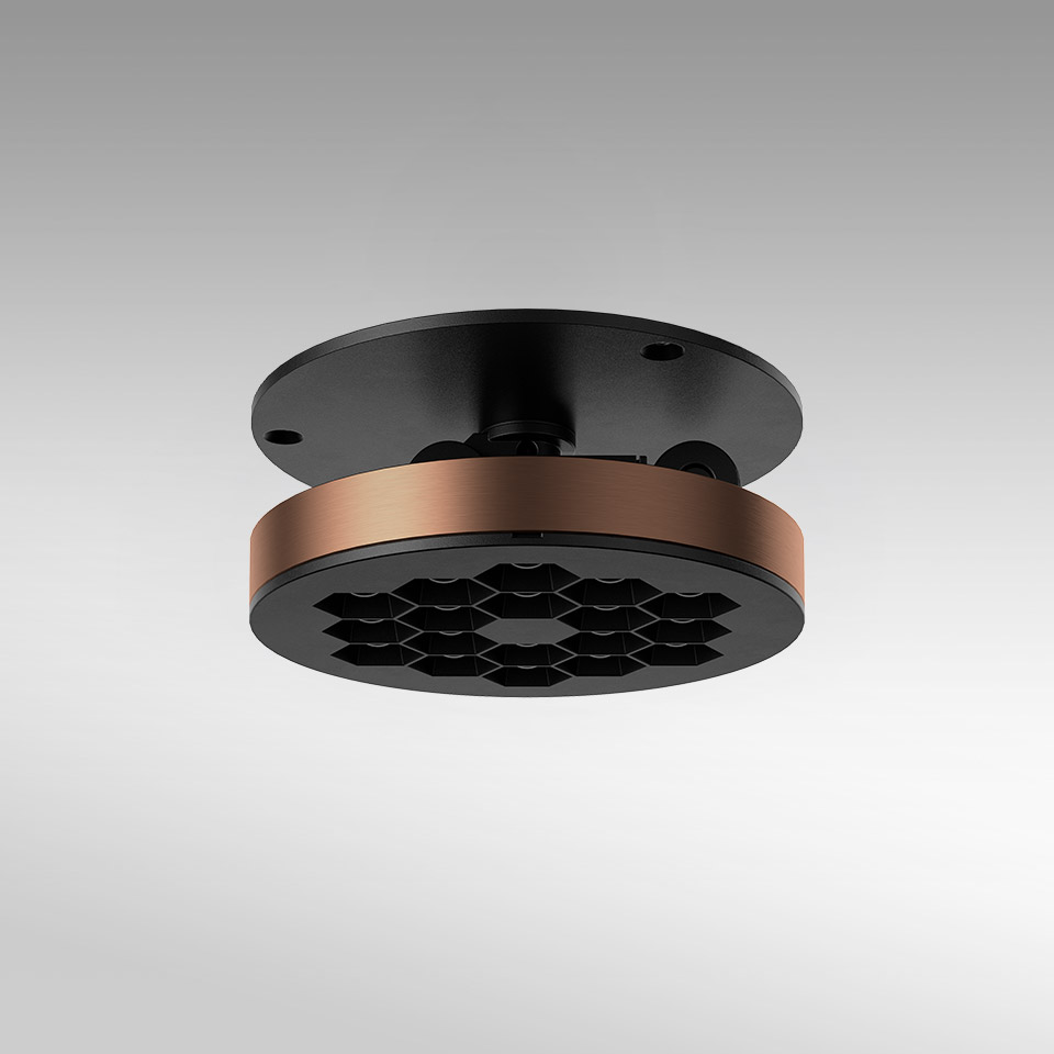 Plafoniera Artemide Helgoland Adjustable: corpo rotondo nero con diffusore a nido d'ape e anello decorativo bronzo, montaggio a soffitto