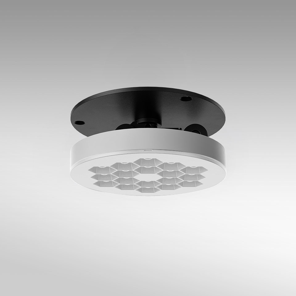 Plafoniera Artemide Helgoland Adjustable: corpo rotondo bianco con ottica a nido d'ape LED e piastra di montaggio nera