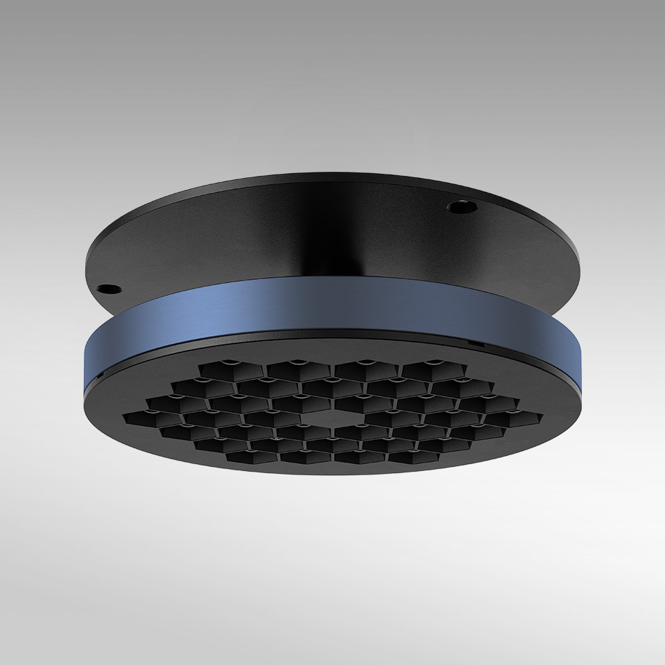 Plafoniera Artemide Helgoland Adjustable: corpo rotondo nero con diffusore a nido d'ape anti-abbagliamento e anello blu