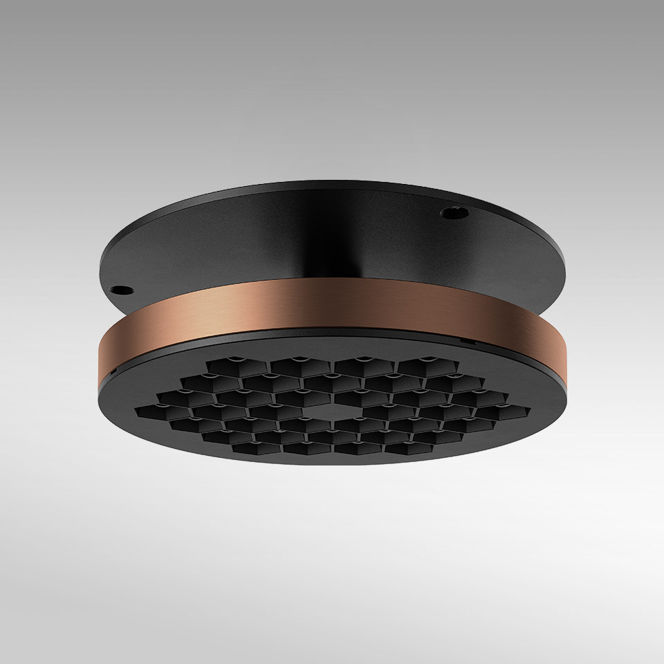 Plafoniera Artemide Helgoland Adjustable: corpo rotondo nero con diffusore a nido d'ape anti-abbagliamento e anello decorativo in rame