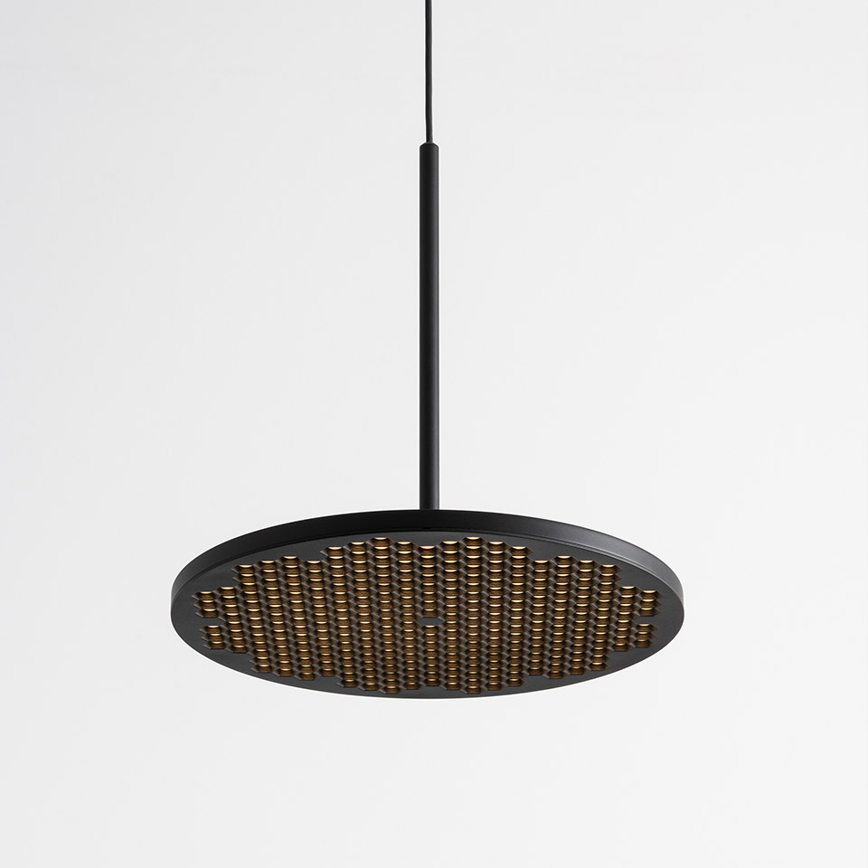 Lampada a sospensione Artemide Helgoland: disco circolare nero opaco con matrice di LED dorati, sospesa da un sottile stelo nero