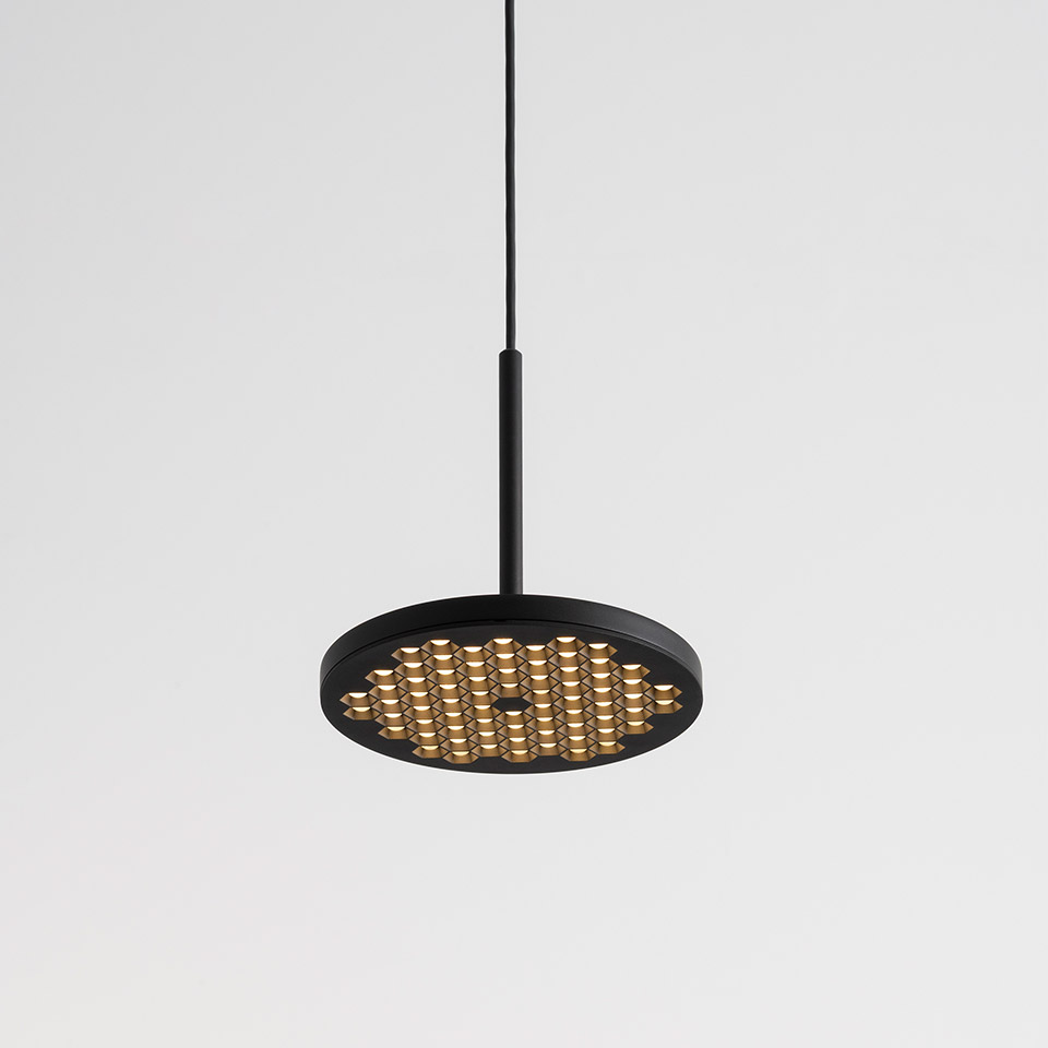 Lampada a sospensione Artemide Helgoland: disco circolare nero con matrice di micro-riflettori LED dorati, sospesa da asta e cavo neri