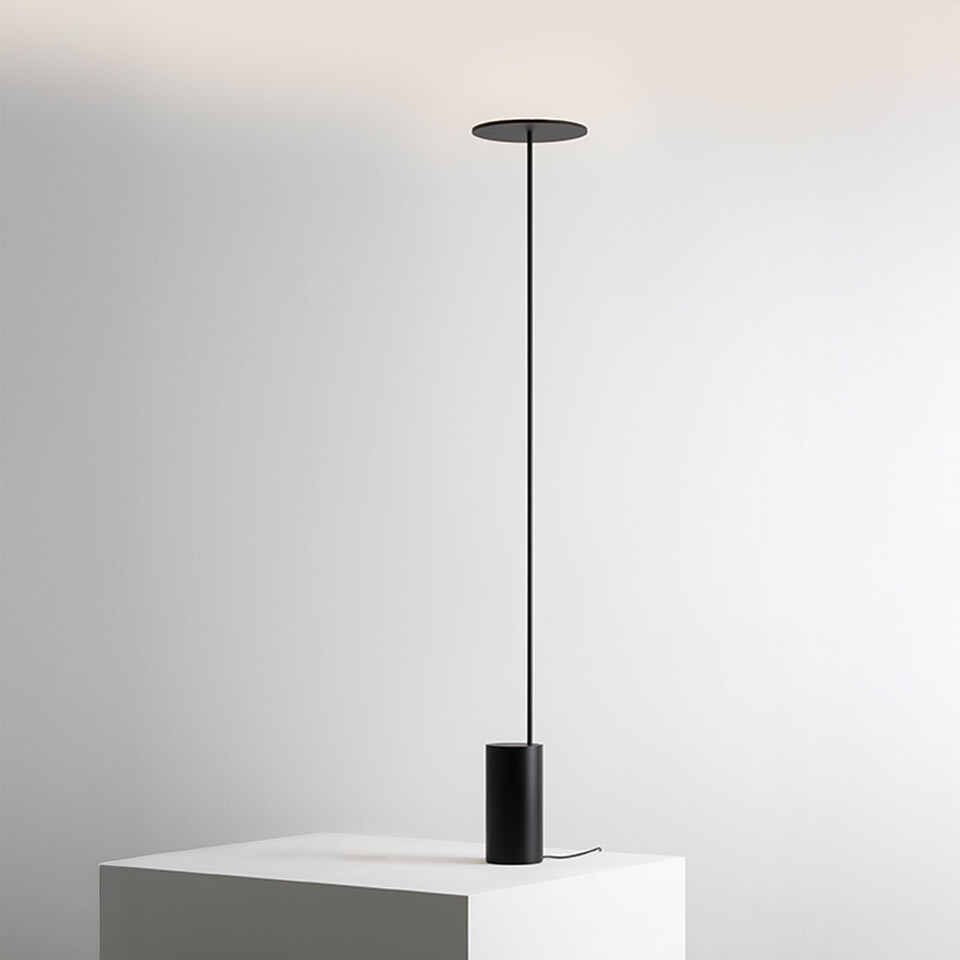 Lampada da terra Artemide Helgoland nera: base cilindrica su piedistallo bianco, stelo ultrasottile con diffusore a disco piatto circolare
