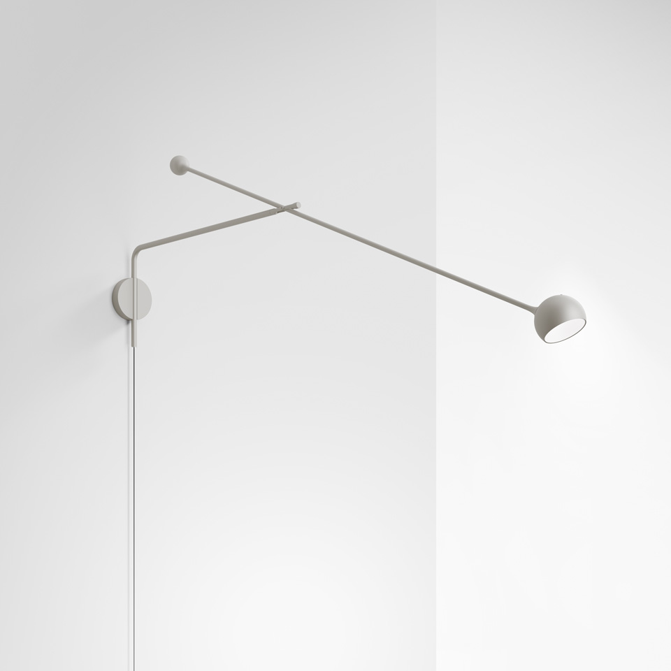 Lampada da parete Artemide Ixa grigia, con lungo braccio doppio regolabile con contrappeso e piccola testa spotlight direzionale