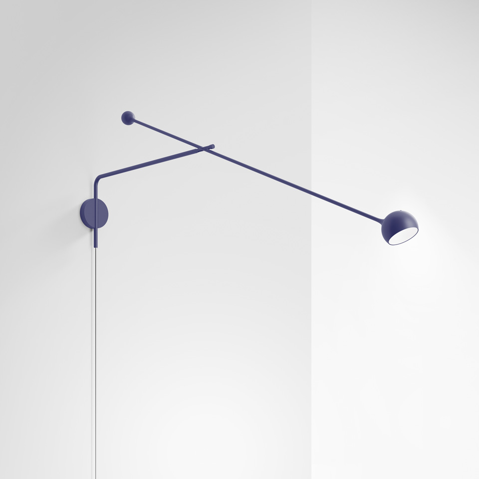 Lampada da parete Artemide Ixa in blu, con struttura a due bracci regolabili e piccola testa sferica, montata a parete.
