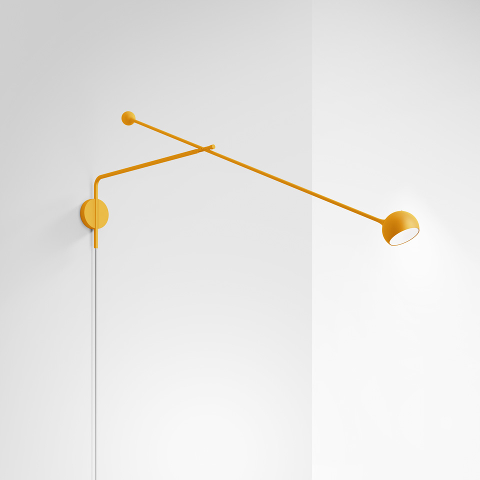Lampada da parete Artemide Ixa gialla, con lungo braccio regolabile, piccolo contrappeso e testa rotonda direzionale