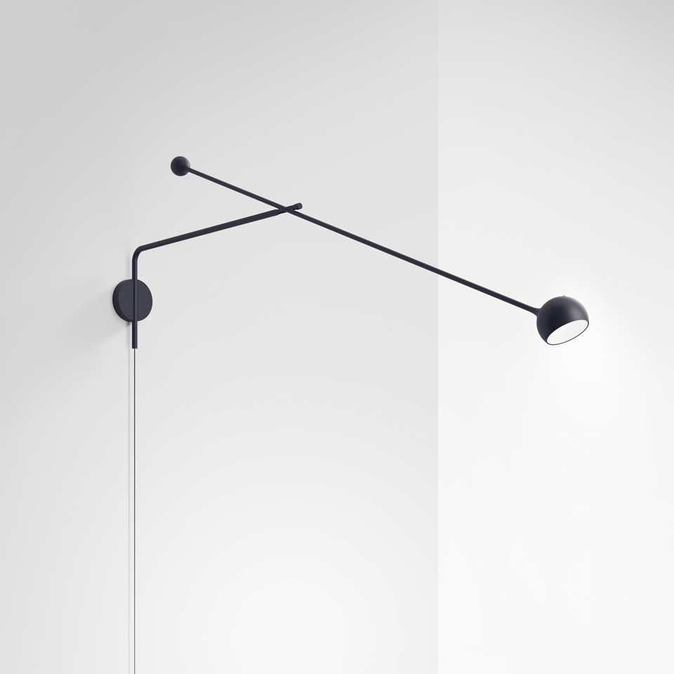 Lampada da parete Artemide Ixa nera, con braccio lungo regolabile, piccolo contrappeso e testa LED sferica