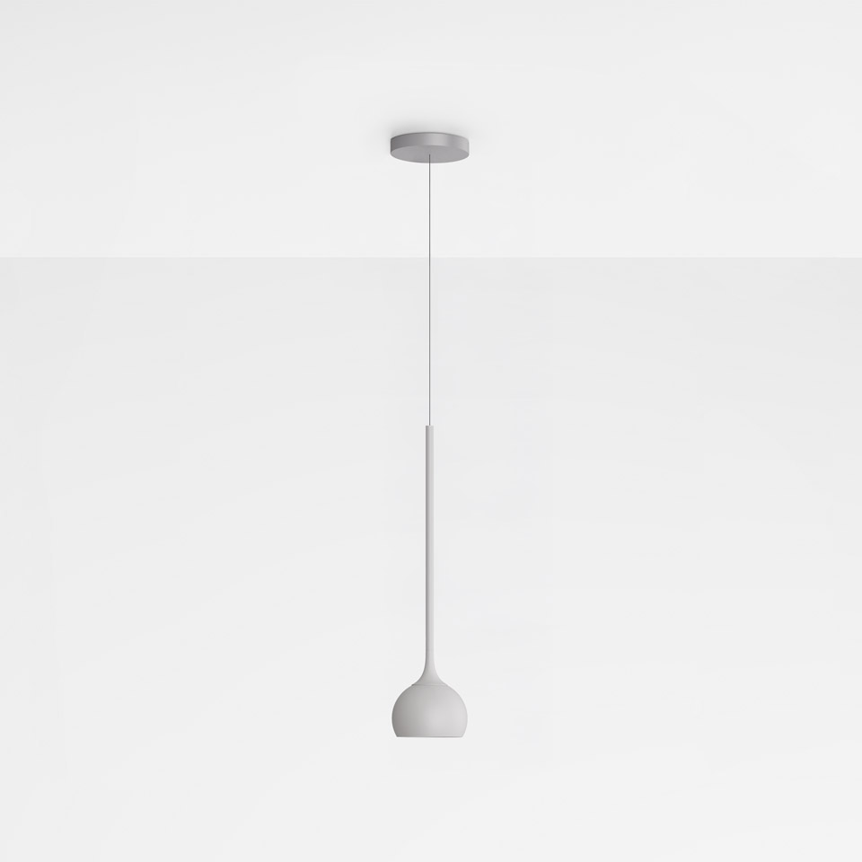 Lampada a sospensione Artemide Ixa in bianco, con stelo sottile e diffusore a campana arrotondata appeso a un rosone a soffitto
