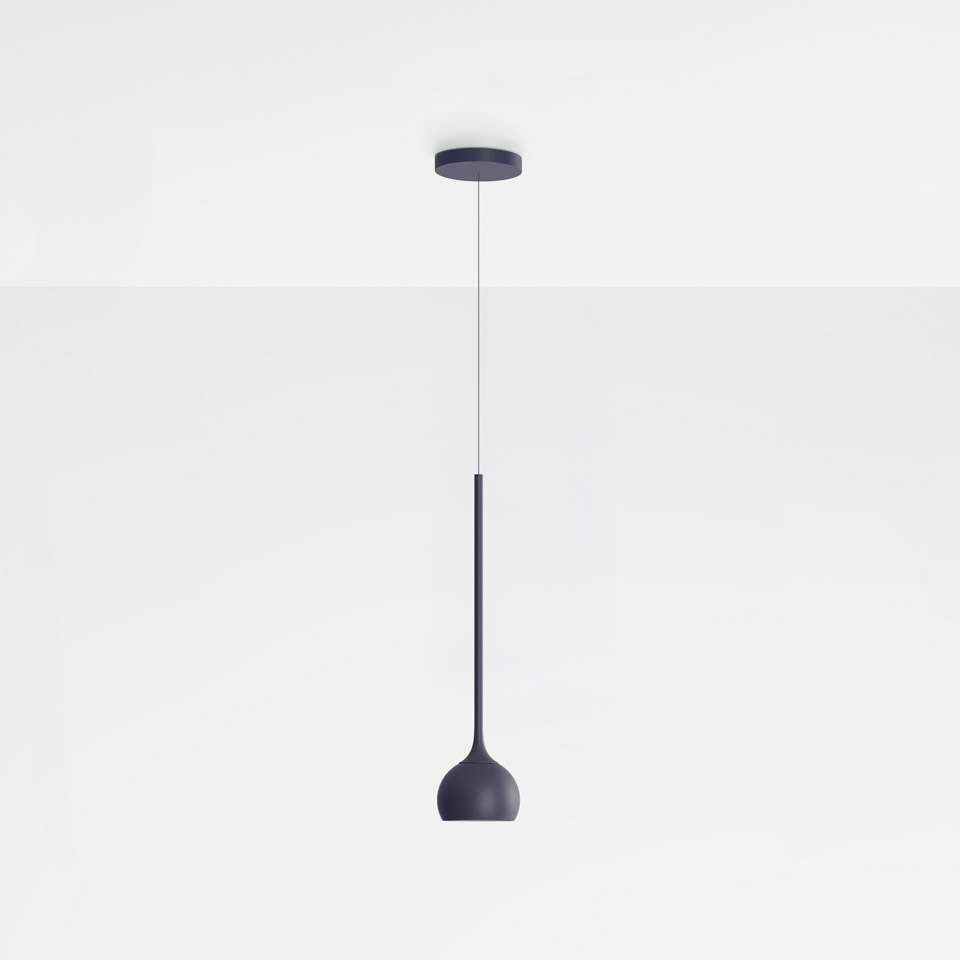 Lampada a sospensione Artemide Ixa in blu scuro, con stelo sottile e paralume a campana arrotondata, appesa a un rosone a soffitto