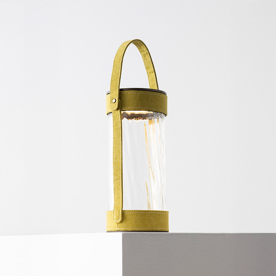 Lanterna portatile Artemide Laya con diffusore cilindrico in vetro, LED a filamento visibile e manico in tessuto giallo-verde