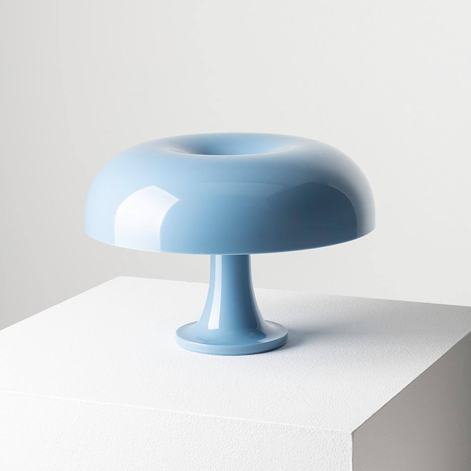 Lampada da tavolo Artemide Nessino in azzurro, con paralume lucido a fungo e sommità toroidale su base a piedistallo snello