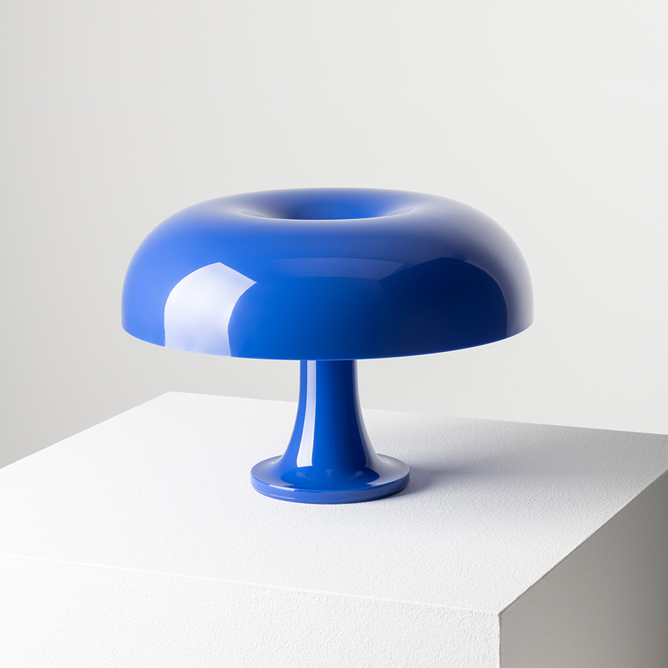Lampada da tavolo Artemide Nessino blu lucido, con iconico paralume a fungo con apertura superiore e base a piedistallo sottile