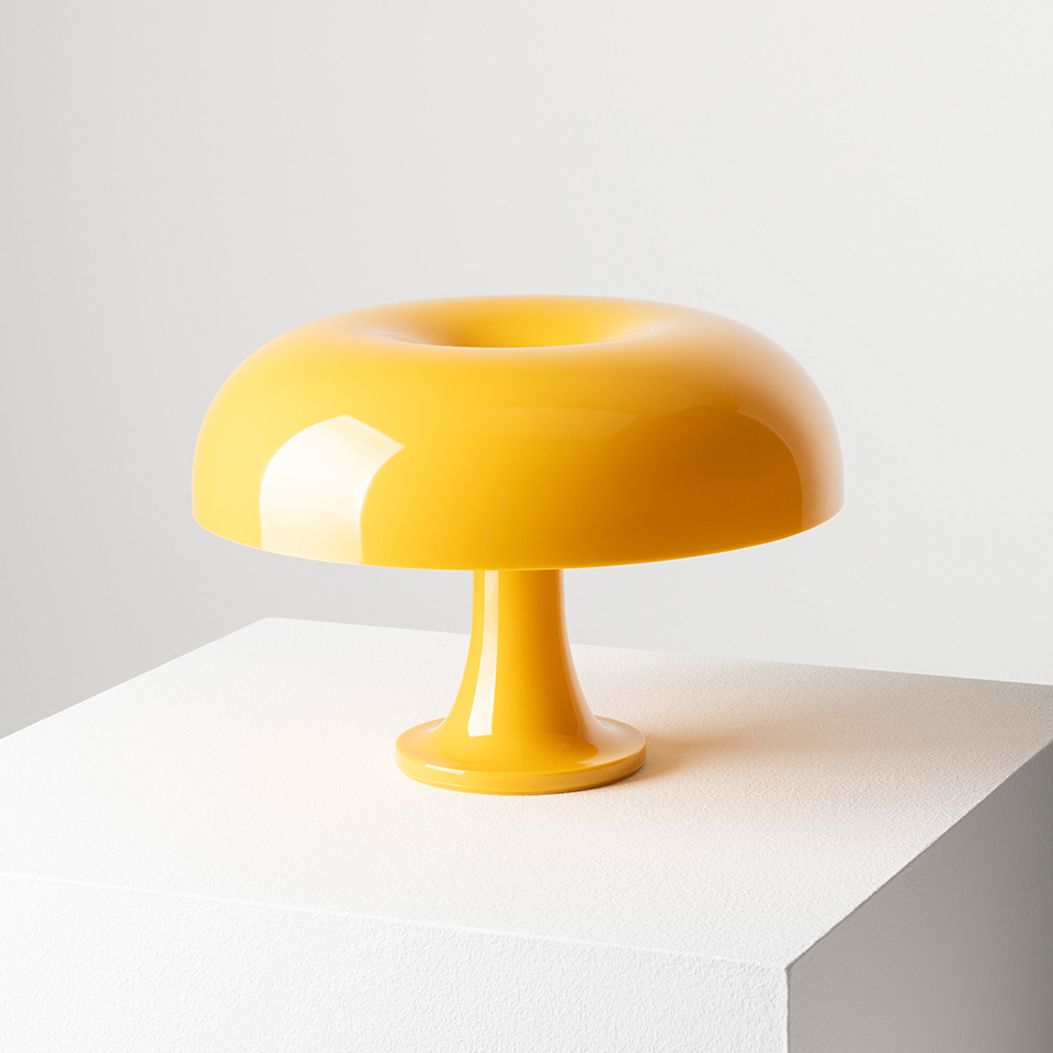 Lampada da tavolo Artemide Nessino giallo lucido, con paralume toroidale a forma di fungo su base a piedistallo snello