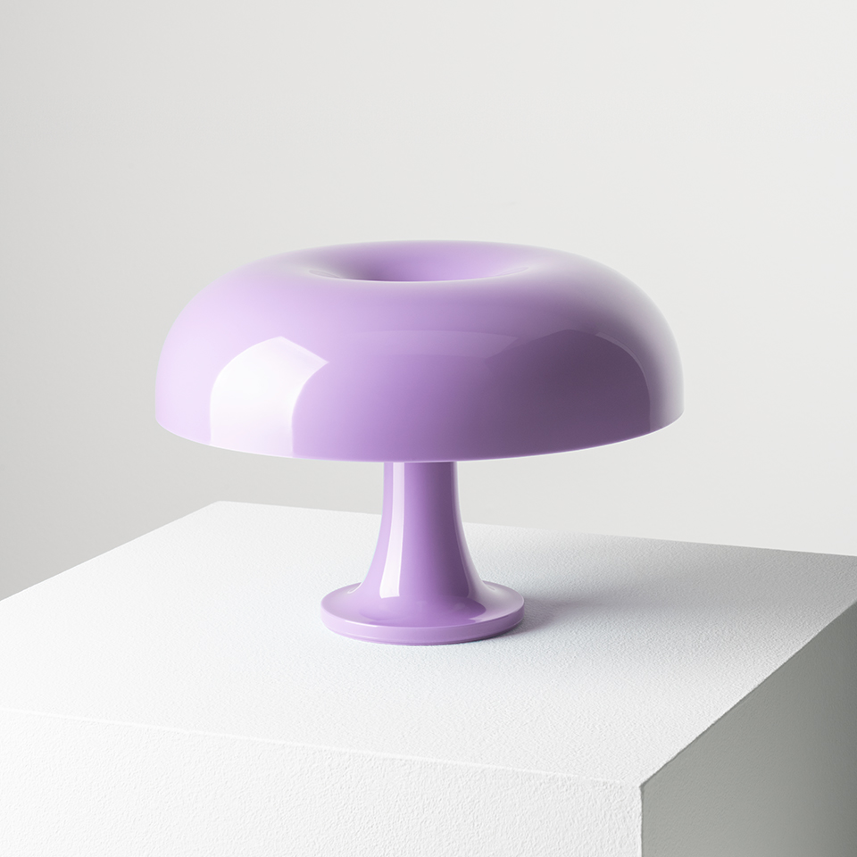 Lampada da tavolo Artemide Nessino lilla, con diffusore lucido a fungo e sommità toroidale su base a piedistallo sottile