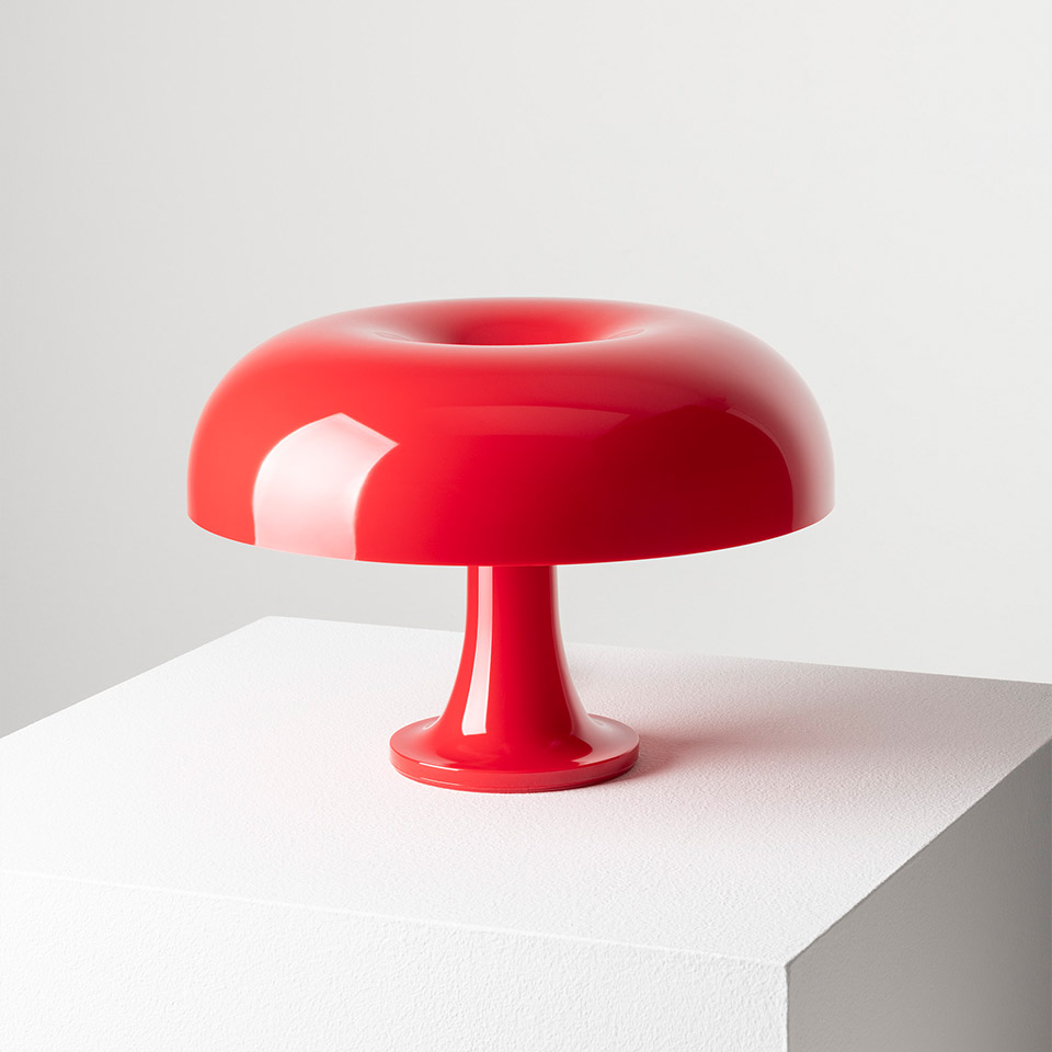 Lampada da tavolo Artemide Nessino in rosso lucido, con paralume tondeggiante a forma di fungo e base a piedistallo snella