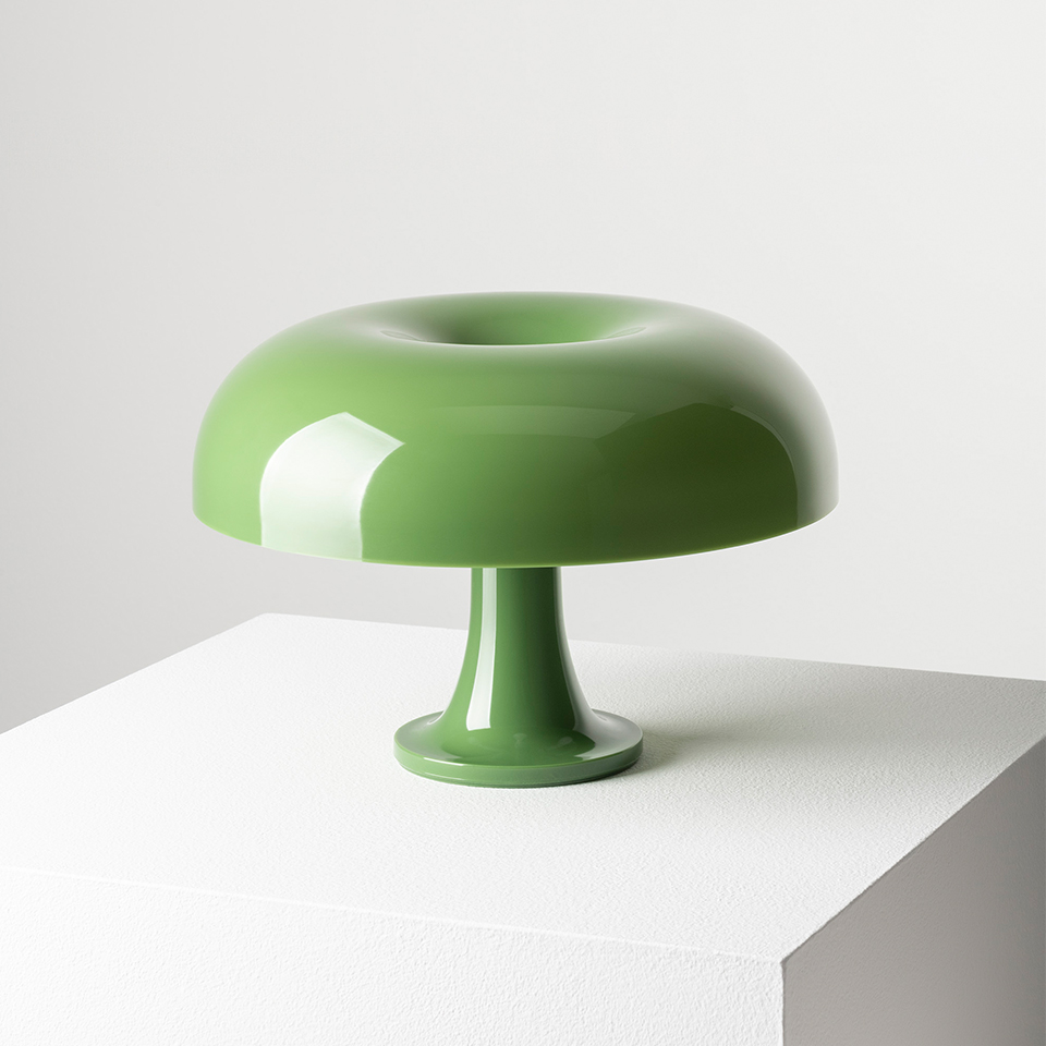 Lampada da tavolo Artemide Nessino verde salvia, con paralume lucido a forma di fungo con sommità toroidale su base a piedistallo snello