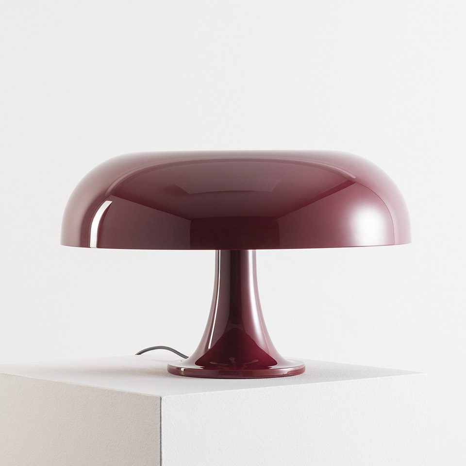 Lampada da tavolo Artemide Nesso in rosso bordeaux, con iconico paralume a fungo lucido su base a piedistallo svasato