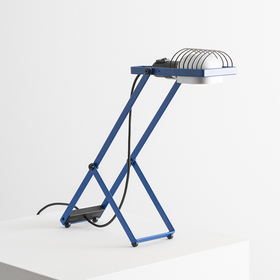 Lampada da tavolo Artemide Sintesi blu con struttura metallica a Z, paralume bianco regolabile con griglia protettiva e base nera