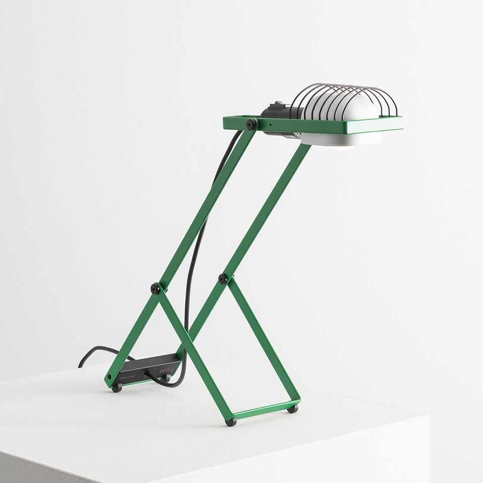 Lampada da tavolo Artemide Sintesi in metallo verde con struttura a Z, paralume bianco regolabile con griglia protettiva, cavo nero
