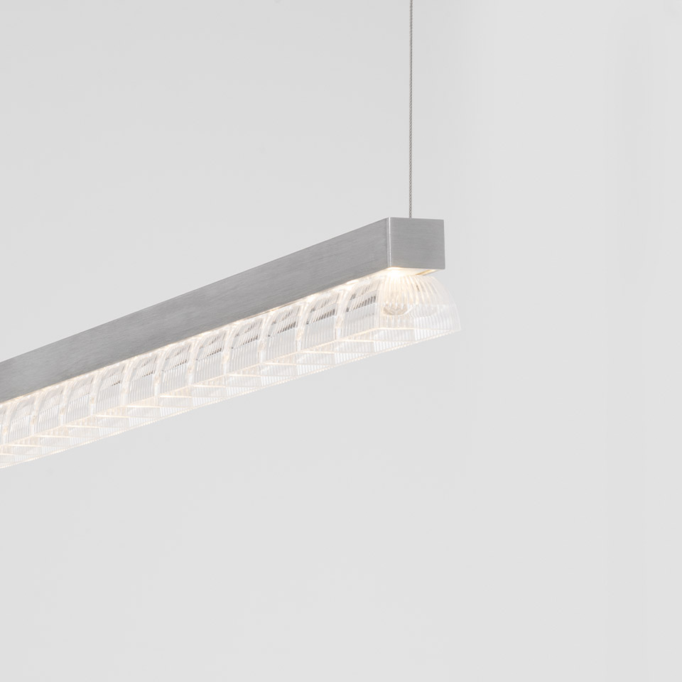 Lampada a sospensione Artemide Somnĭum Stand Alone: profilo lineare in alluminio con diffusore a rete decorativo, sospesa da sottile cavo