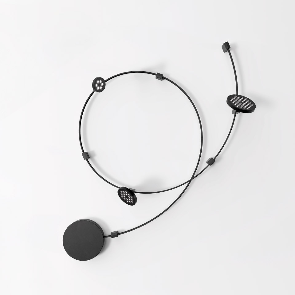 Lampada da parete Artemide Sylt Stand Alone: struttura circolare in filo nero con tre moduli LED rotondi piatti e un disco solido