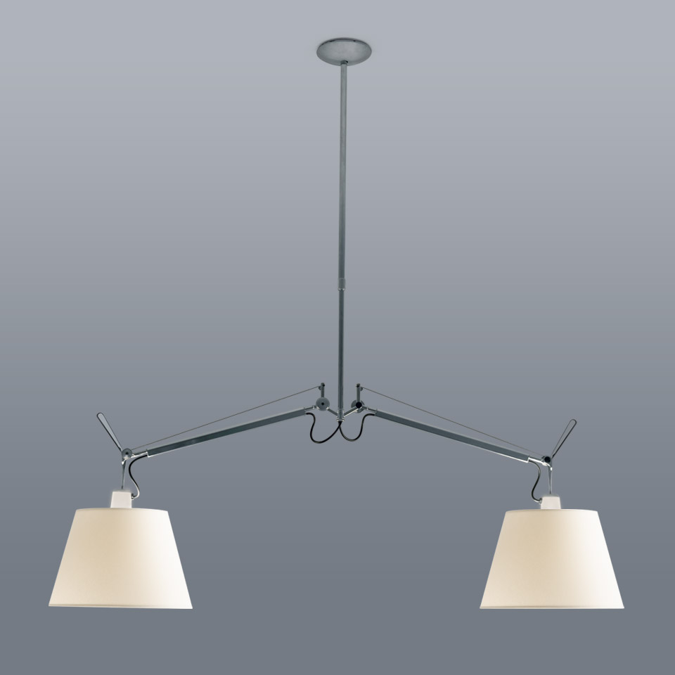 Artemide Tolomeo Basculante Sospensione Due Bracci: sospensione a soffitto con due bracci regolabili e paralumi conici bianchi in alluminio lucido
