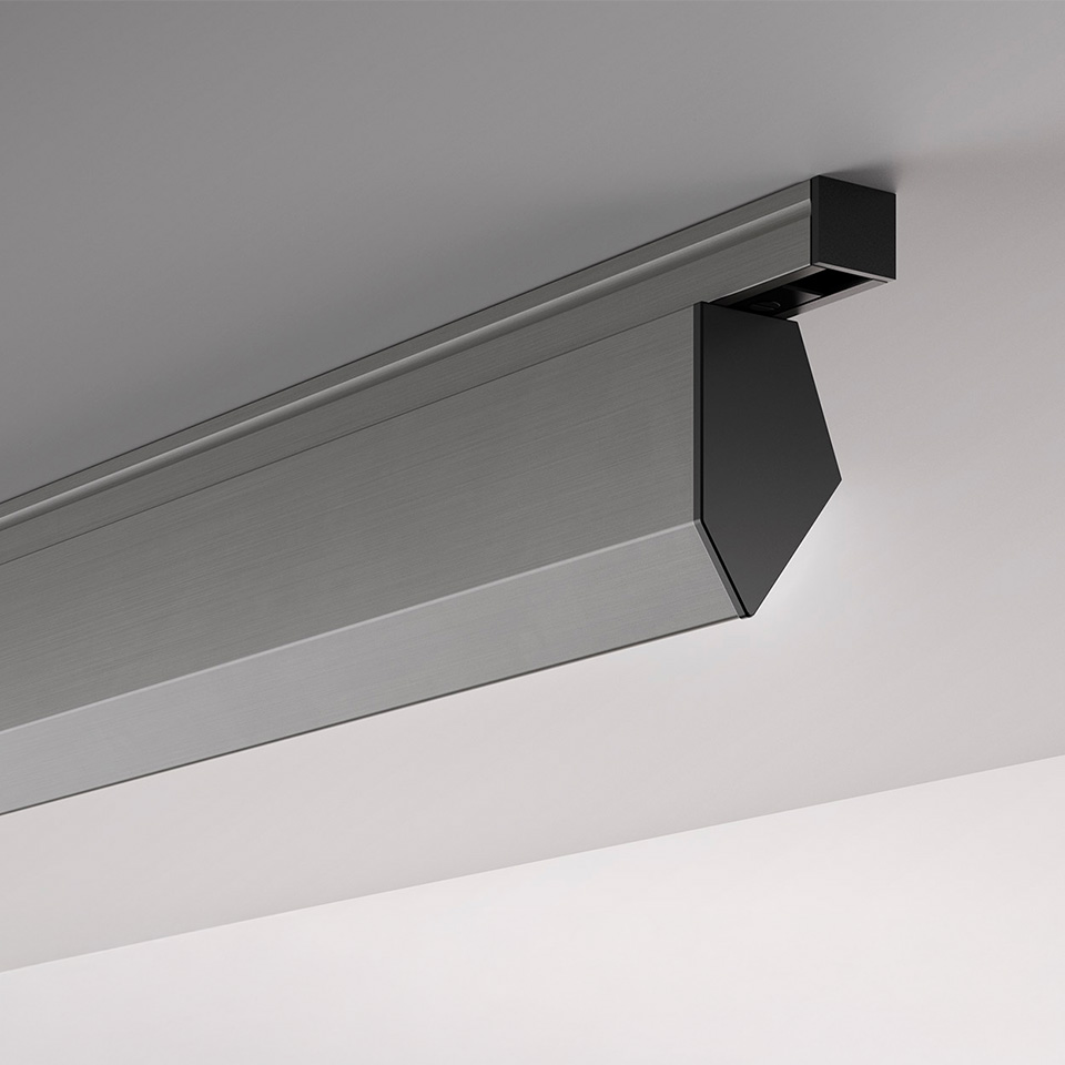 Artemide Turn Around System: apparecchio lineare da soffitto in alluminio spazzolato con terminale angolato nero, installazione a superficie