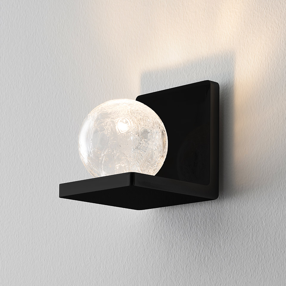 Applique Artemide Ulrich und Diotima: staffa quadrata nera opaca con sfera in vetro trasparente craquelé che emette luce calda