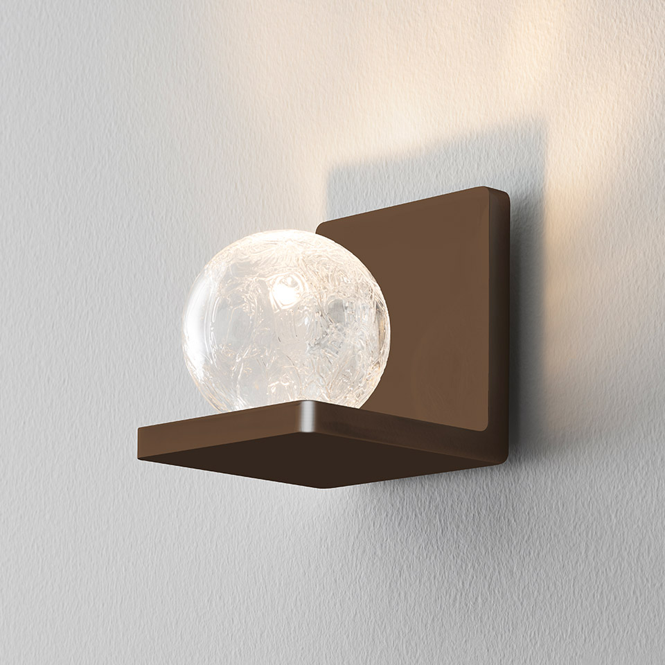 Applique Artemide Ulrich und Diotima: staffa quadrata bronzo con sfera in vetro craquelé che emette luce LED calda