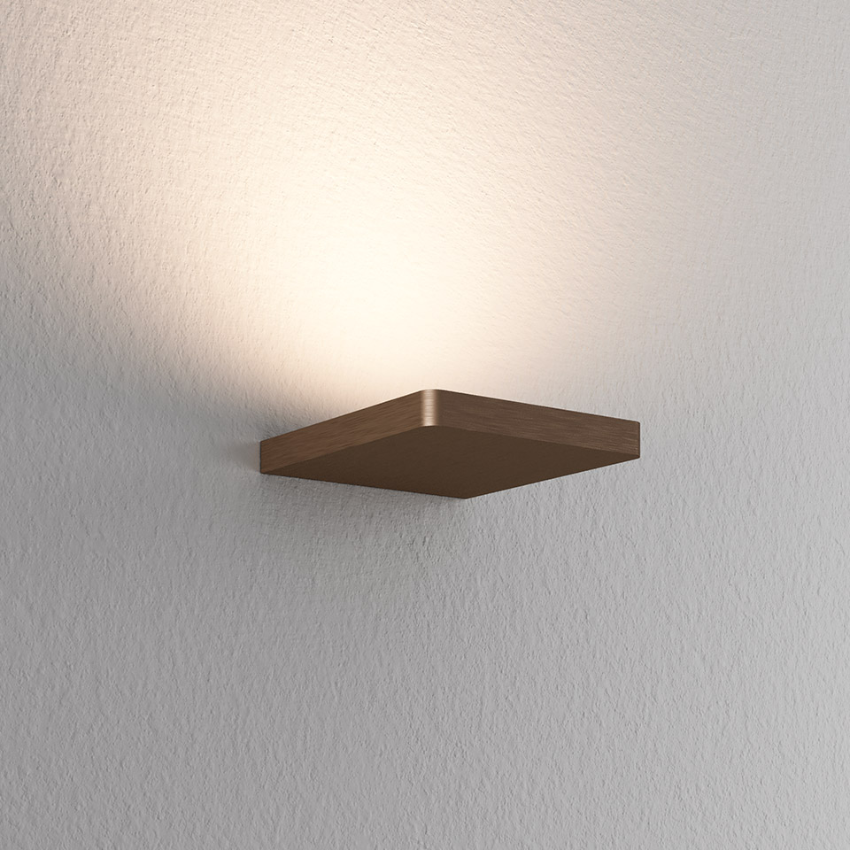 Applique Artemide Ulrich und Diotima: sottile corpo quadrato in metallo bronzo a parete, proietta luce calda verso l'alto