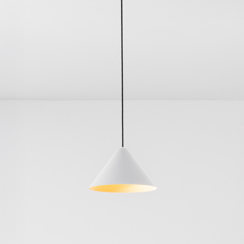 Lampada a sospensione Artemide Vea: paralume conico bianco con interno dorato caldo, sospesa da un cavo nero