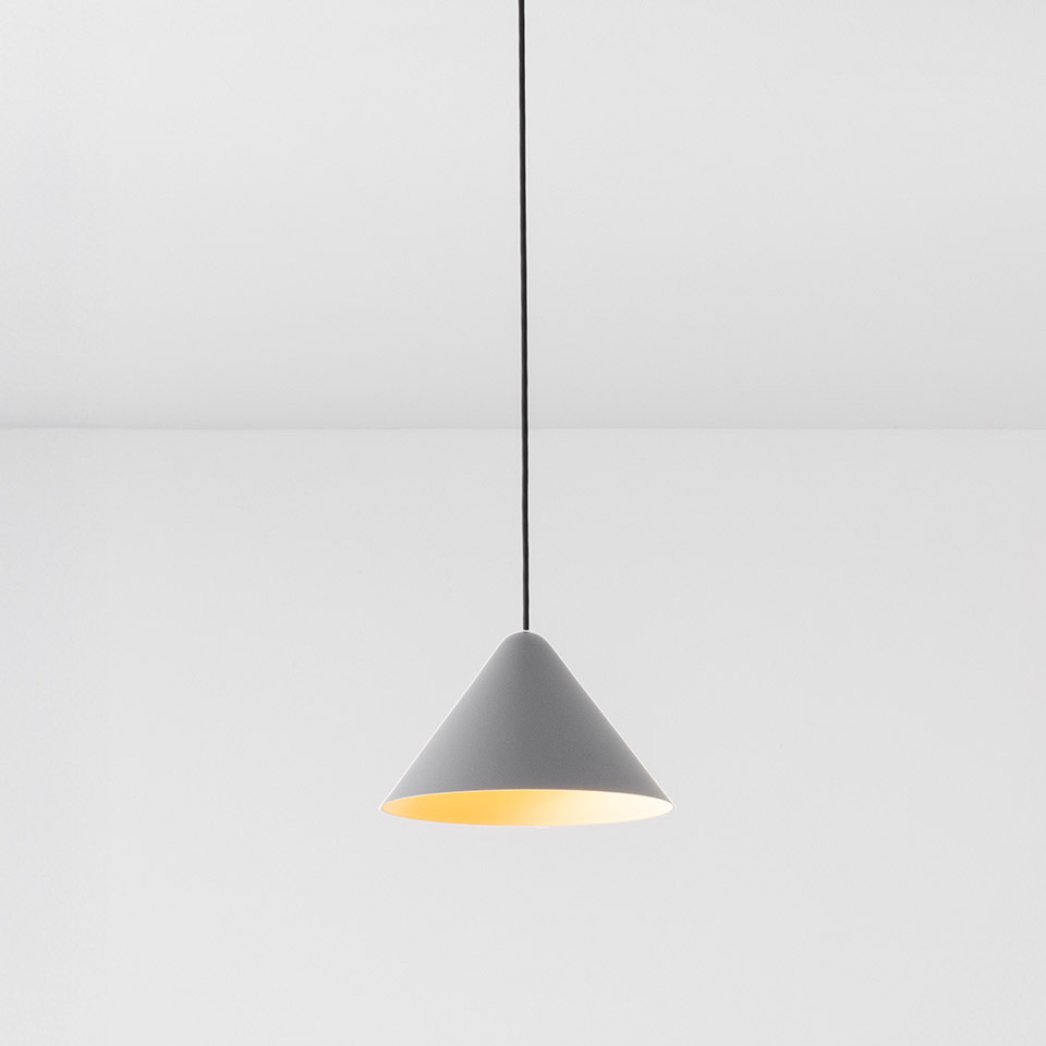 Lampada a sospensione Artemide Vea con paralume conico grigio all'esterno, interno dorato caldo, appesa a un cavo nero