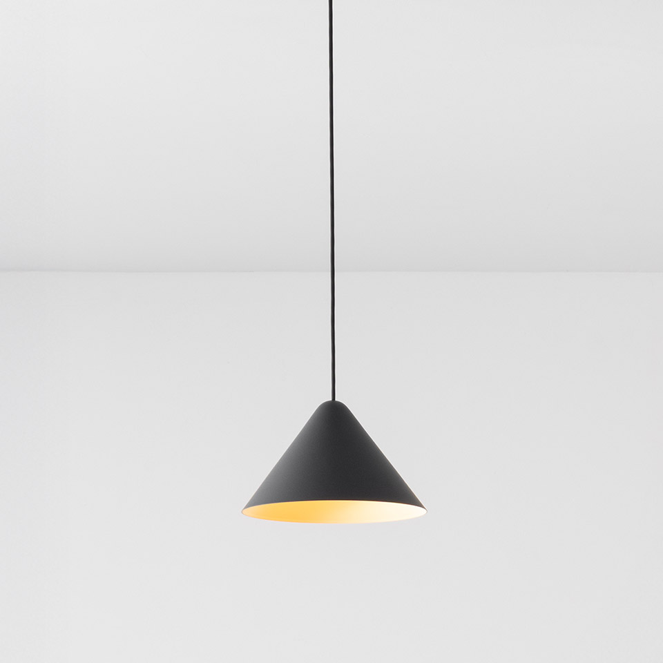 Lampada a sospensione Vea di Artemide: paralume conico nero opaco con interno dorato caldo, appesa a un cavo nero