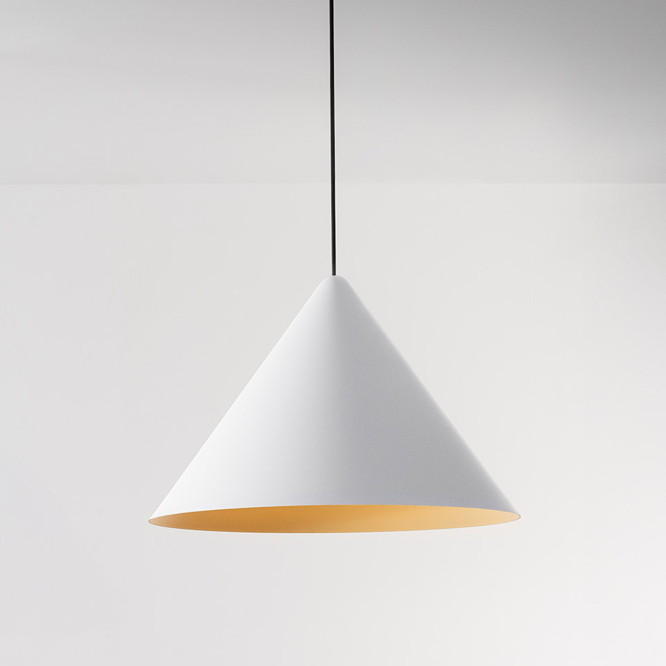 Lampada a sospensione Artemide Vea con paralume conico bianco, superficie interna dorata, appesa a un cavo nero