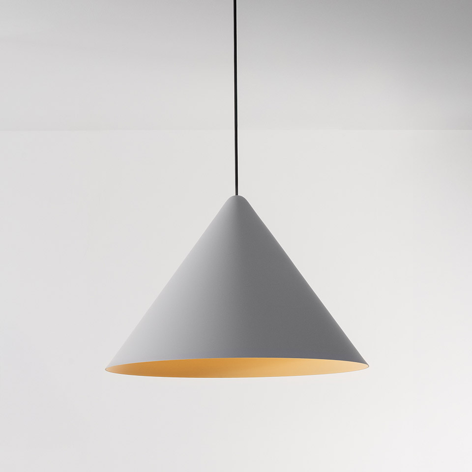 Lampada a sospensione Artemide Vea con paralume conico grigio, interno dorato caldo, appesa a un cavo nero